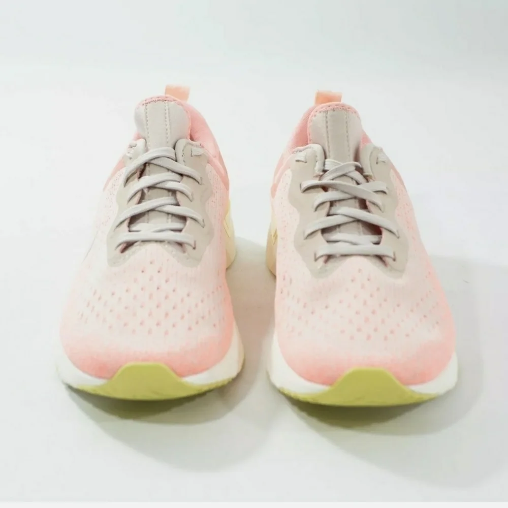 NIKE‎ Odyssey React Running Shoes Size 10 pink and White like new condition